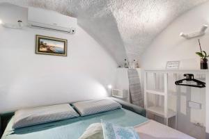 a bedroom with a bed and a white ceiling at Grazioso open space in Sanremo