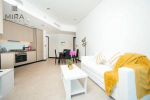 Posezení v ubytování Mira Holiday Homes - Lovely 2 bedroom in Business Bay