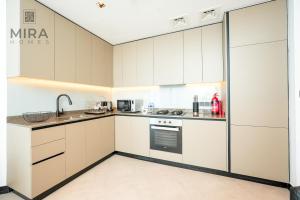 Kuchyň nebo kuchyňský kout v ubytování Mira Holiday Homes - Lovely 2 bedroom in Business Bay