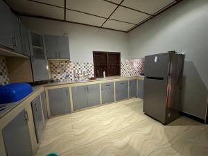 uma cozinha vazia com um frigorífico no meio em Villa in Kalviyankadu 