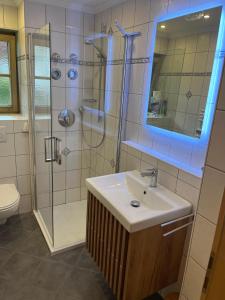 ห้องน้ำของ Alpin Chalet Reit im Winkl