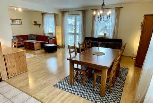 uma sala de jantar e sala de estar com mesa e cadeiras em King size apartmán Pension Monika em Spindleruv Mlyn