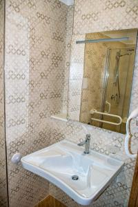 y baño con lavabo y espejo. en L'Antica Fontana - Casa Vacanze B&B en Viggianello
