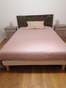 En eller flere senge i et værelse på Pour une halte aux portes de Bourgoin