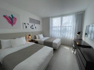 เตียงในห้องที่ Hyde Beach House Lux Apartment