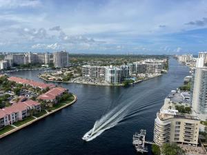 een boot die over een rivier in een stad vaart bij Hyde Beach House Lux Apartment in Hollywood