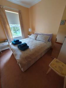 Lily's Place - up to 4 persons في بير: غرفة نوم بها سرير عليه منشفتان