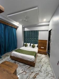 Postel nebo postele na pokoji v ubytování HOTEL KRISHNA