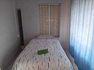een klein bed in een kamer met een raam bij Las Palmas Day & Night Guest House in Pretoria