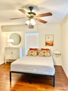 Postel nebo postele na pokoji v ubytování Houston Heights Hideaway