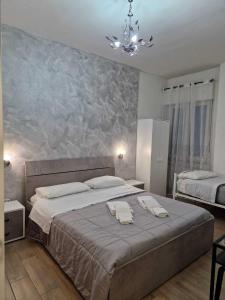 ein Schlafzimmer mit einem großen Bett mit zwei Handtüchern darauf in der Unterkunft B&B Pompeii Living Dream in Pompei