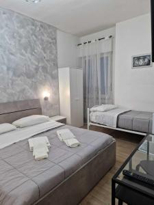 - une chambre avec 2 lits et des serviettes dans l'établissement B&B Pompeii Living Dream, à Pompéi
