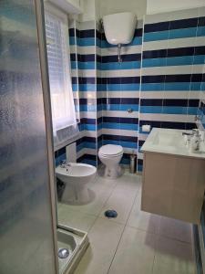 ein Badezimmer mit Toilette und Waschbecken in der Unterkunft B&B Pompeii Living Dream in Pompei