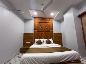 Postel nebo postele na pokoji v ubytování HOTEL KRISHNA