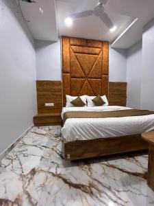 Postel nebo postele na pokoji v ubytování HOTEL KRISHNA