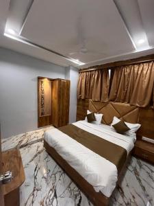 een slaapkamer met een groot bed in een kamer bij HOTEL KRISHNA in Ahmedabad
