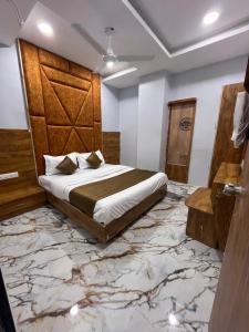 Postel nebo postele na pokoji v ubytování HOTEL KRISHNA
