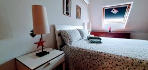 Ένα ή περισσότερα κρεβάτια σε δωμάτιο στο A beautiful room in marvelous Rome +49 φωτογραφίες