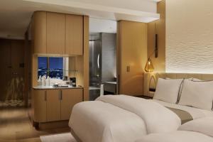 Postel nebo postele na pokoji v ubytování The Westin Yokohama