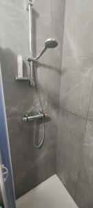y baño con ducha con cabezal de ducha. en Alda House, en Castel Volturno