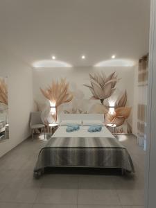una camera da letto con un letto con due asciugamani blu sopra di Villa Laura Holiday House a Bologna