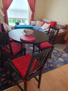 een tafel en stoelen in een woonkamer met een bank bij Lily's Place - up to 4 persons in Birr