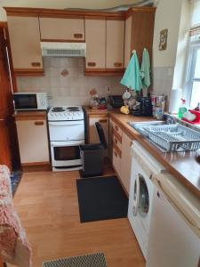 مطبخ أو مطبخ صغير في Lily's Place - up to 4 persons