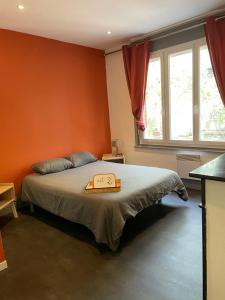 een slaapkamer met een bed met een dienblad erop bij gites des cigognes in Duinkerke