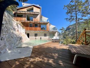 uma casa com uma piscina num deque de madeira em La Forestale Luxury Ecolodge - La Suite Royale em Acqualagna