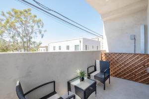 un patio con 2 sillas y una mesa en 4048 Stylish condo in Hillcrest Mission Hills en San Diego