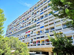 un grand bâtiment avec des fenêtres colorées sur son côté dans l'établissement Corbusier, à Marseille