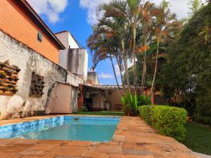 - une piscine en face d'une maison dans l'établissement Open House Timboré, à São Paulo