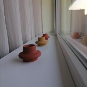 uma fila de chapéus sentados no peitoril da janela em M Art Apart em Sófia