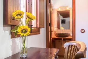 een vaas gevuld met gele bloemen zittend op een tafel bij Casa costera playa de Tasarte in San Nicolás