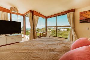 a bedroom with a large bed with a large window at Vila Harmonia sua casa na Praia do Preá in Prea