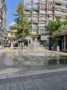 una fuente de agua en medio de una ciudad en Thessaloniki_City_Center, en Tesalónica