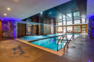 einen Pool in einem Hotelzimmer mit Pool in der Unterkunft Luxueux Penthouse avec SPA privé - Cap Crystal Lodge in Tignes