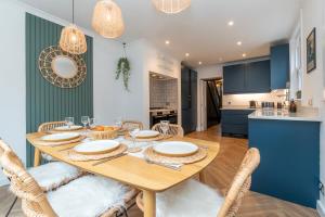a dining room with a table and chairs and a kitchen at Chic Townhouse in the heart of Historical Exeter 5mins to Centre in Exeter