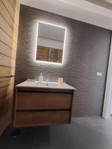 ein Bad mit einem Waschbecken und einem Spiegel in der Unterkunft Sirene452 - apartment - in Torvaianica