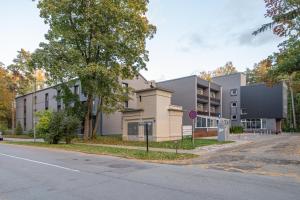 een appartementencomplex aan de straatkant bij Seaside Escape in Dzintaru Studio Apartments 100m from Beach and Near Forest Park in Jūrmala