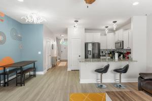 een keuken en een woonkamer met een tafel en stoelen bij 7654 Shadow Lake Drive - Ocean's Eleven in Panama City Beach
