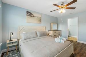 Een bed of bedden in een kamer bij 7654 Shadow Lake Drive - Ocean's Eleven