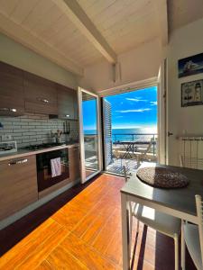 O bucătărie sau chicinetă la ALBA Suite-Rome airport FCO-Fronte mare