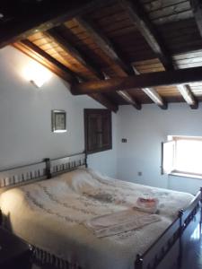 Un pat sau paturi într-o cameră la Gravedona Village House