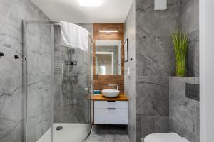 Ένα μπάνιο στο Dywizjonu 303 Modern Apartment