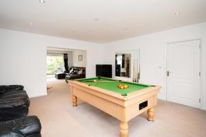 uma sala de estar com uma mesa de bilhar em Luxury Home with Hot Tub BBQ Pool Table em Chesterfield