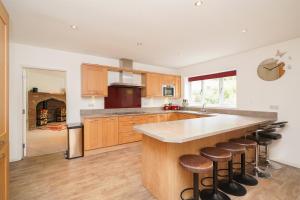 Kitchen o kitchenette sa Luxury Home with Hot Tub BBQ Pool Table