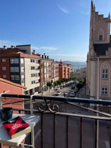 een balkon met uitzicht op een stadsstraat bij Casuca Los Cencerros in Santander