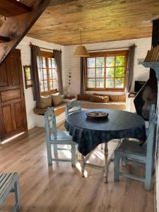 Una sala de estar con una mesa y sillas y un sofá. en Los Nidos, en Piriápolis