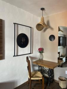 un comedor con una mesa y una foto en la pared en PASEO REAL HOTEL BOUTIQUE, en Uruapan del Progreso
